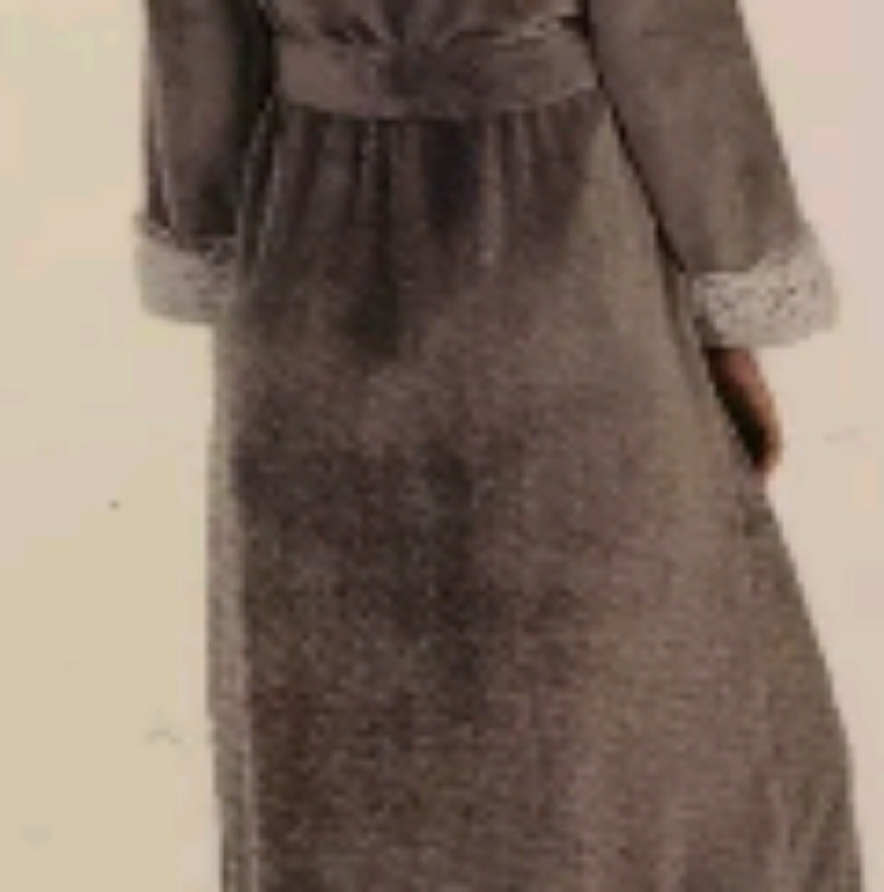 Robe - Picture 2 of 8